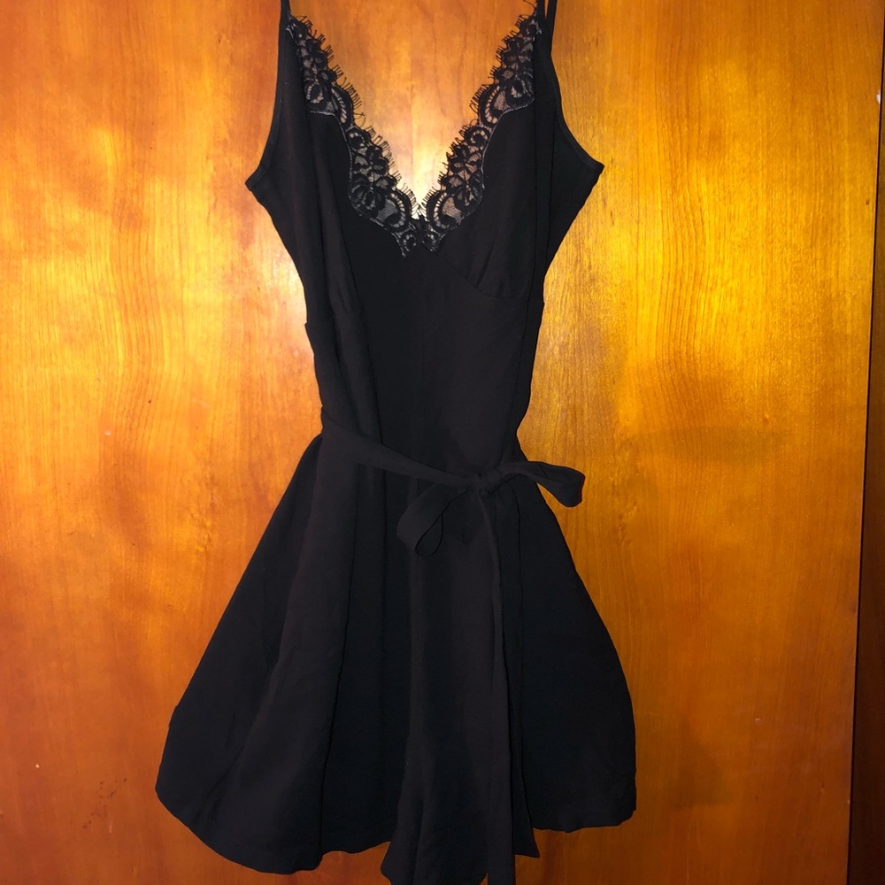 BCBGMAXAZRIA BLACK LACE ROMPER SIZE S